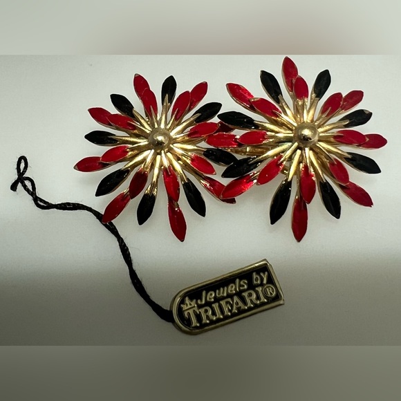 Jewelry - 1/18 Trifari Clip On Earrings